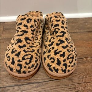 Aerie Tan and Black Fuzzy Slippers